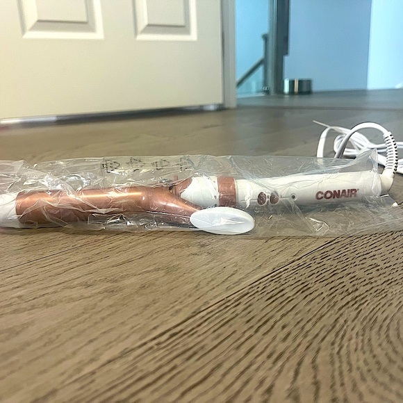 BRAND NEW pink & white conair curler - Picture 2 of 2